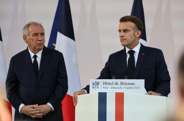 
Emmanuel Macron (à droite) lors de son traditionnel discours aux armées à la veille de la fête nationale, le 13 juillet 2025 à Paris, accompagné de François Bayrou 