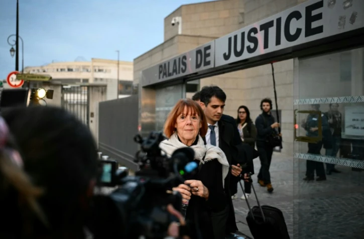 Gisèle Pelicot en sortant du palais de justice d'Avignon, dans le sud de la France, le 26 novembre 2024