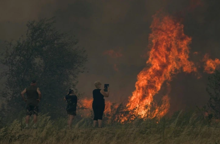 Une habitante filme un incendie à Tournissan, dans l'Aude, le 5 août 2025