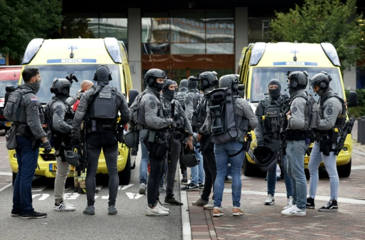Des membres des forces spéciales de la police sécurisent l'hôpital universitaire Erasmus à Rotterdam, le 28 septembre 2023 aux Pays-Bas