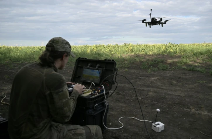 Le droniste Roubik, de la compagnie de reconnaissance du 3e corps d'armée ukrainien, contrôle un drone FPV lors d'un vol d'entraînement dans l'est de l'Ukraine, le 12 août 2025