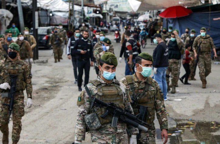 Des soldats libanais patrouillent, le 22 mars 2020 dans le camp palestinien de Sabra (banlieue de Beyrouth) pour assurer les mesure de confinement