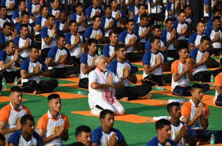 Le Premier ministre indien Narendra Modi (c), participe à une séance collective de yoga, le 21 juin 2018 à Dehradun, dans le nord de l'Inde