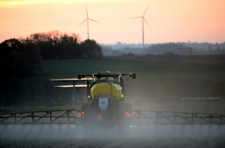 Un agriculteur pulvérise du glyphosate sur son champ, le 23 avril 2021 à Piace, dans la Sarthe