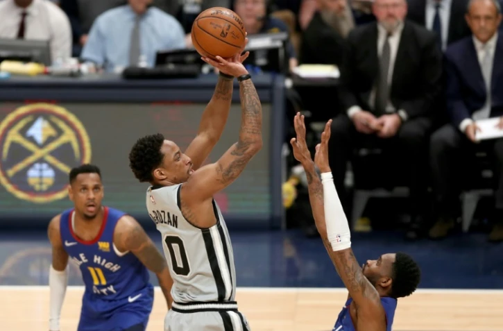 DeMar DeRozan des San Antonio Spurs (c) tente un panier face aux Denver Nuggets lors du match 5 des play-offs NBA, le 23 avril 2019 Ă Denver