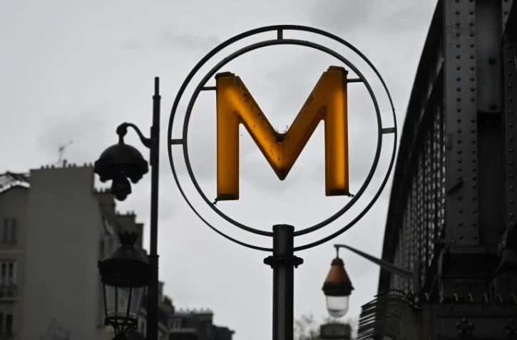 Un incident "exceptionnel" a paralysé à l'heure de pointe la ligne 4 du métro parisien, entraînant l'évacuation de cinq rames, à l'arrêt dans des tunnels