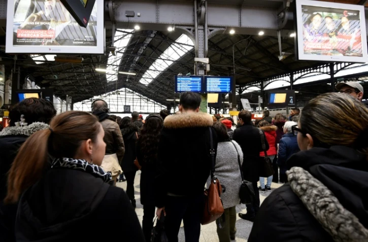 Des usagers patientent Gare Saint- Lazare un jour de grève à Paris le 26 avril 2016