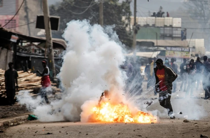 La police tire des gaz lacrymogènes sur des manifestant à Nairobi, le 12 juillet 2023 au Kenya