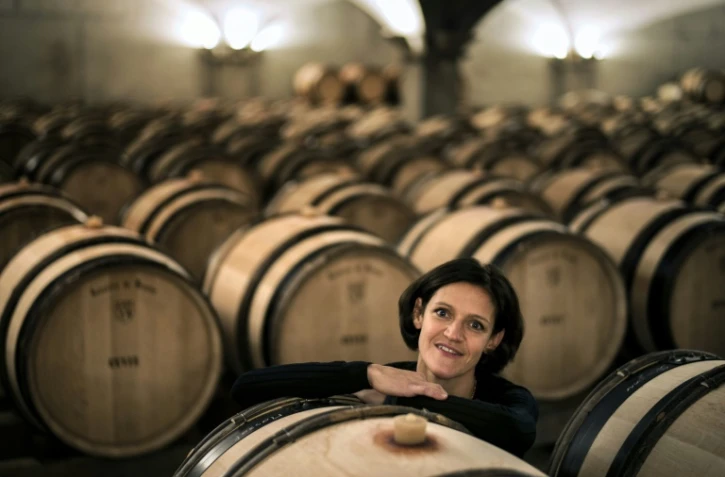 Ludivine Griveau le 29 octobre 2015 au milieu des tonneaux dans une cave des Hospices de Beaune