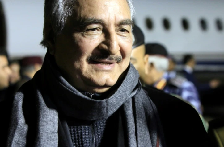 L'homme fort de l'est libyen Khalifa Haftar, le 3 décembre 2016 à l'aéroport d'Al-Kharouba au sud de la ville d'al-Marj à environ 80 km de Benghazi