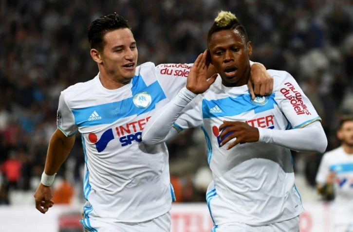 Clinton Njie (d) buteur pour l'OM, félicité par son coéquipier Florian Thauvin face à Nantes, le 25 septembre 2016 au Vélodrome