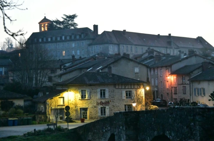 Le village de Solignac, en Haute-Vienne, avec son abbaye en arrière-plan, le 21 mars 2024