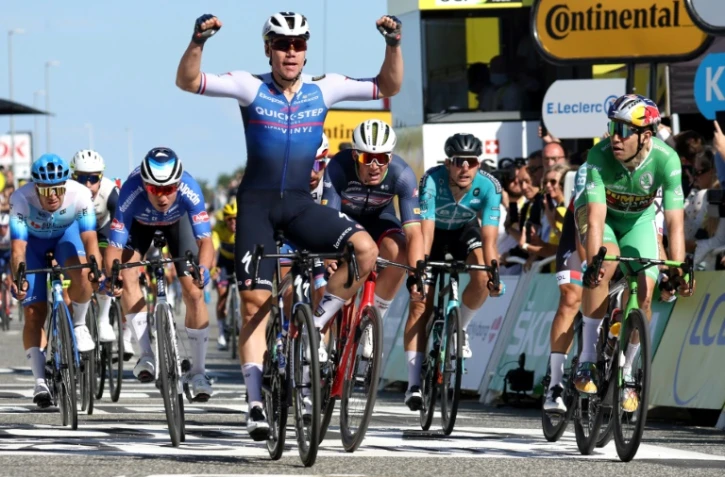 Le Néerlandais Fabio Jakobsen (g) remporte au sprint la 2e étape du Tour de France devant le Belge Wout Van Aert (d), le 2 juillet 2022 à Nyborg (Danemark)