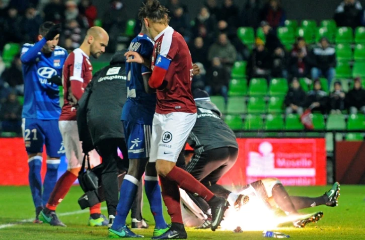Un pétard explose sur la pelouse, près du gardien lyonnais Anthony Lopes, lors du match de L1 entre Metz et Lyon, le 3 décembre 2016 à Saint-Symphorien