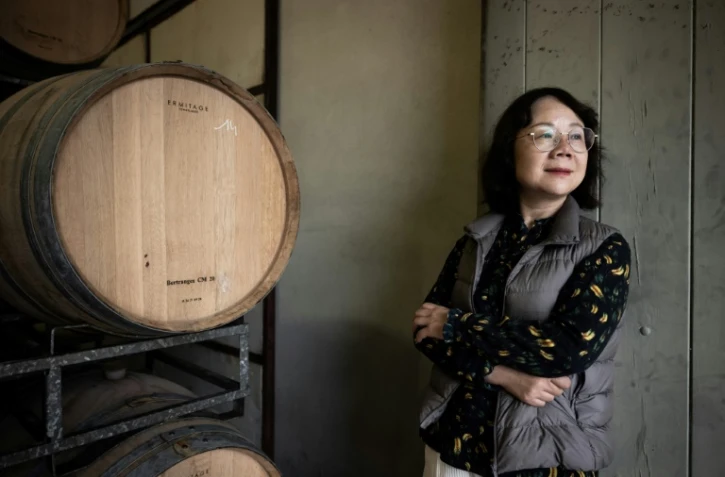 La propriétaire du château des Chapelains, Zhang Rong, à l'entrée des caves de sa propriété de Saint-André-et-Appelles, en Gironde, le 26 septembre 2024