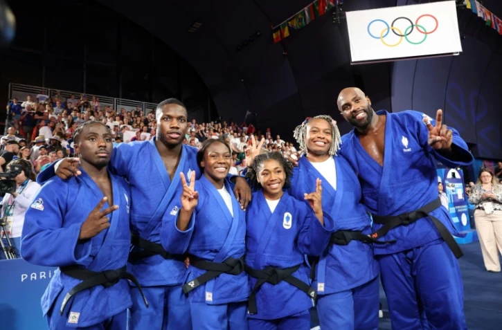 L'équipe de France de judo pose avec sa médaille d'or de l'épreuve mixte, lors des JO de Paris, le 3 août 2024
