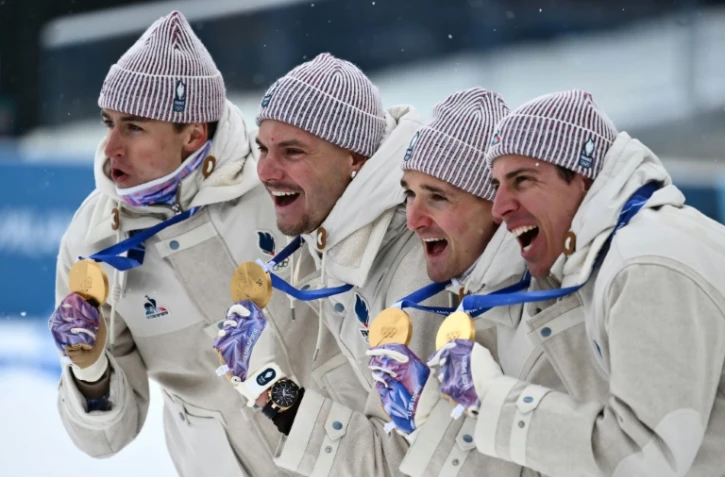 Les Français Eric Perrot, Emilien Jacquelin, Fabien Claude et Quentin Fillon Maillet (de gauche à droite) avec leurs médailles d'or de champions olympiques de relais le 17 février 2026 à Anterselva