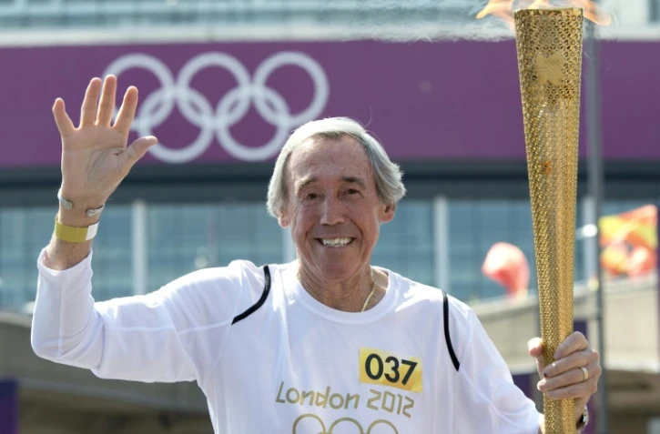 L'ex-gardien de l'équipe d'Angleterre Gordon Banks porte la flamme olympique au stade de Wembley à Londres, le 25 juillet 2012
