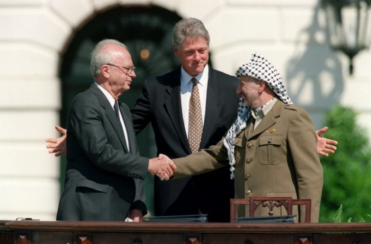 Le président américain Bill Clinton entre le Premier ministre palestinien Yitzak Rabin (G) le chef de l'autorité palestinienne, Yasser Arafat à la Maison blanche à Washington le 13 septembre 1993 lors des accords d'Oslo.