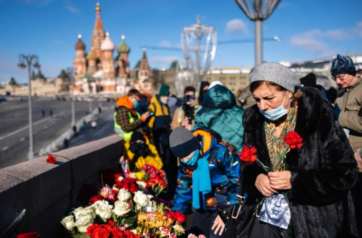 Devant le mémorial en mémoire de l'opposant Boris Nemtsov, dans le centre de Moscou, pour le 6ème anniversaire de son assassinat, le 27 février 2021