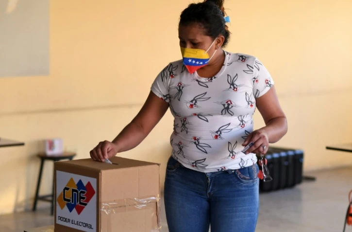 Encadrés par d'importantes forces de l'ordre, les habitants du Barinas, État natal de l'ex-président Hugo Chavez dans l'ouest du Venezuela, étaient appelés le 9 janvier 2022 à élire leur gouverneur, après un premier scrutin annulé par la justice en novembre alors que le candidat d'opposition était en tête