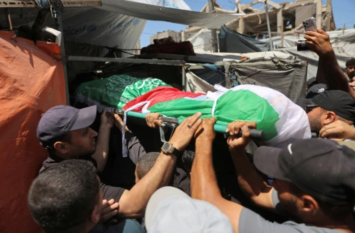 Le corps d'Ezzedine Al-Haddad, chef de la branche armée du Hamas, tué lors d'une frappe israélienne nocturne avec des membres de sa famille, lors de ses funérailles à Gaza, le 16 mai 2026