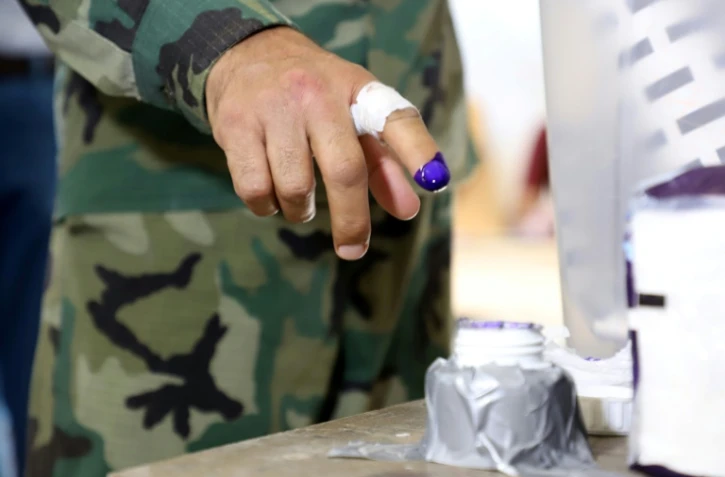 Un membre des forces kurdes montre son doigt couvert d'encre après avoir déposé son bulletin de vote pour les élections du Parlement local dans la région autonome du Kurdistan d'Irak, le 28 septembre 2018. Les militaires avaient voté deux jours avant le scrutin général. 