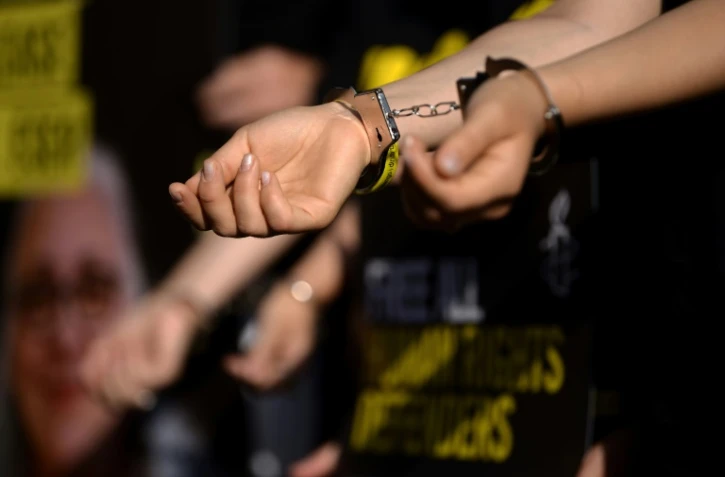 Des militants d'Amnesty international protestent contre des arrestations de leurs membres en Turquie à Rome le 20 juillet 2017