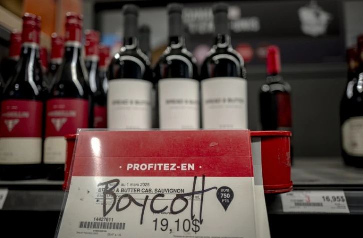 Un graffiti appelant au boycott d’un vin américain dans un magasin d’alcool à Montréal, au Canada, le 3 février 2025