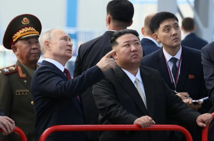 Vladimir Poutine et Kim Jong Un visitent le cosmodrome de Vostotchny, dans la région russe de l'Amour, le 13 septembre 2023