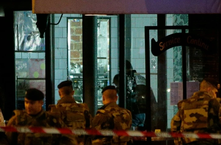 La police scientifique au Belle Equipe cafe, rue de Charonne, où a eu lieu un des attentats le 14 novembre 2015