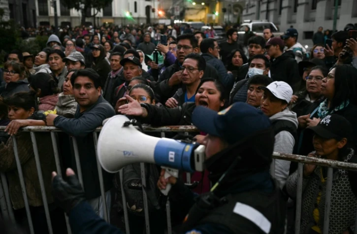 Des habitants protestent contre la pénurie de poulet due aux barrages routiers, à La Paz, le 3 juin 2026