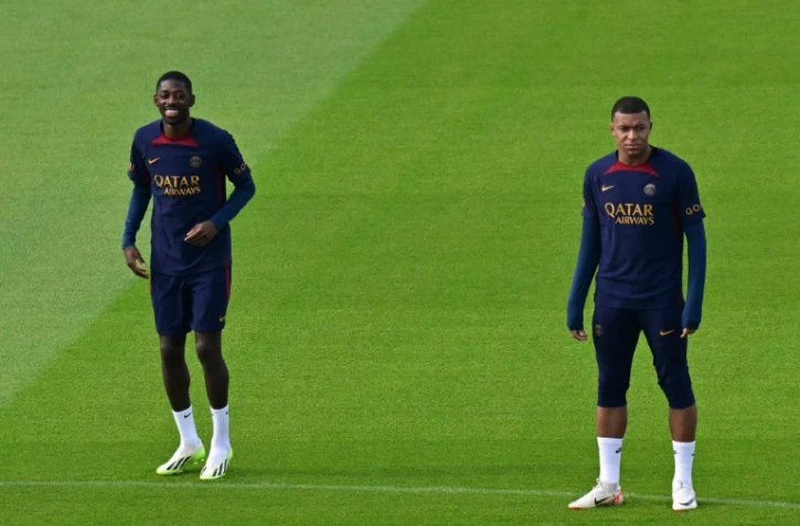 Les attaquants du PSG Ousmane Dembélé et Kylian Mbappé, lors d'un entraînement du PSG, le 18 août 2023 à Poissy