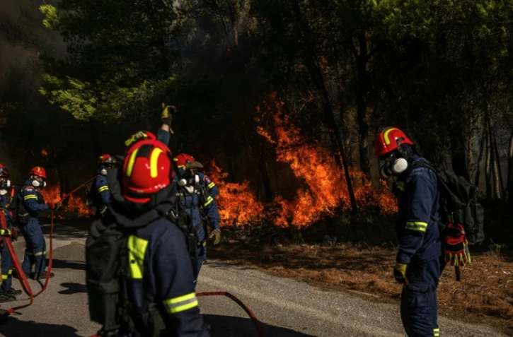 Des pompiers grecs tentent d’éteindre un incendie de forêt dans la région de Porto Germeno, à quelque 70 kilomètres au nord-ouest d’Athènes, dans la région de la Viotia, le 2 août 2026