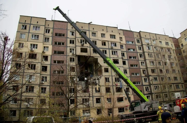 Photo prise par l'administration militaire régionale de Dnipropetrovsk le 8 novembre 2025, après une attaque russe sur un immeuble résidentiel à Dnipro, en Ukraine