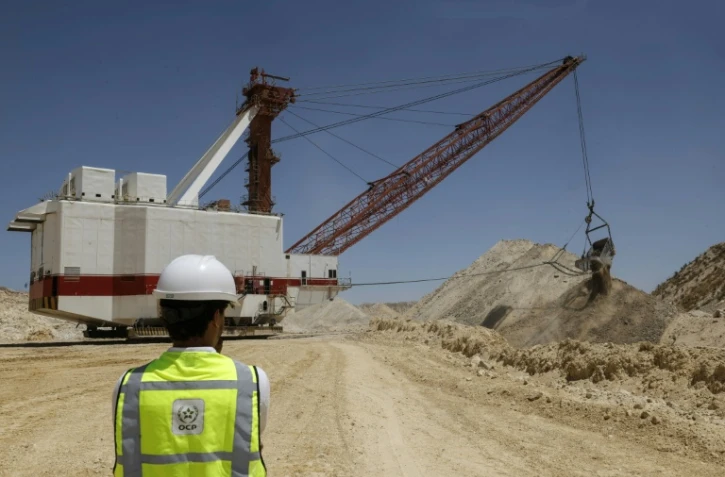 Du phosphate est extrait puis acheminé vers une zone de stockage dans la mine de phosphate à ciel ouvert de Sidi Chennane,  près de Khouribga, dans l'ouest du Maroc, le 30 juin 2026 