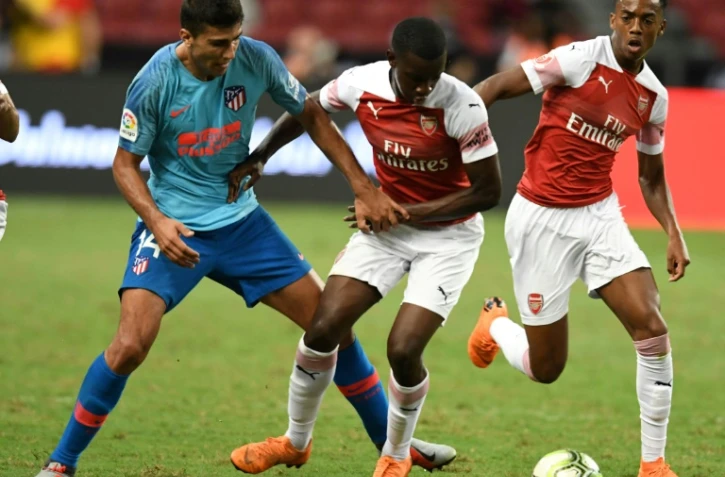 Le joueur de l'Atletico Madrid Rodri (g) à la lutte avec Eddie Nketiah (c), d'Arsenal, lors d'un match amical (international Champions cup) joué le 26 juillet 2018 à Singapour
