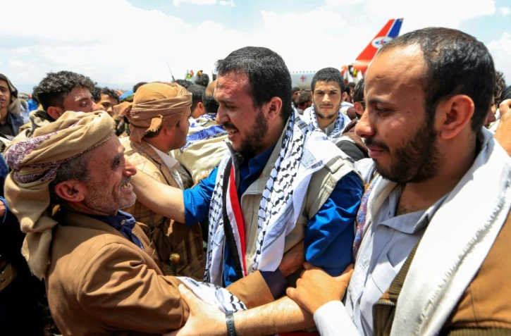 Un homme âgé embrasse l'un des prisonniers Houthis libérés dans le cadre d'un accord d'échange, à son arrivée à l'aéroport de Sanaa, le 14 avril 2023 au Yémen