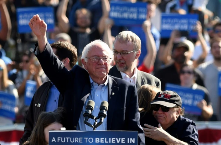 Le démocrate Bernie Sanders et l'acteur américain Danny DeVito, à Brooklyn, à New York, aux Etats-Unis, le 17 avril 2016