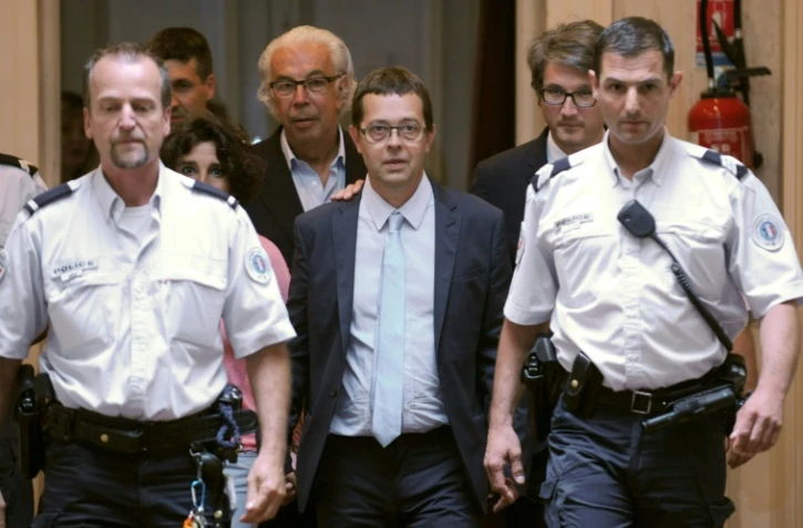 Nicolas Bonnemaison (C) et son avocat Benoît Ducos-Ader à l'issue de son procès le 25 juin 2014 à Pau