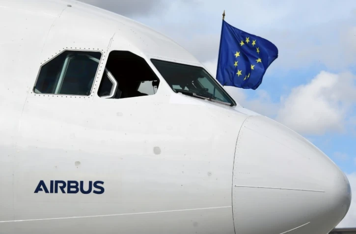 Un drapeau européen sort d'un cockpit d'Airbus A340-300 le 26 septembre 2017 à l'aéroport de Toulouse-Blagnac airport.