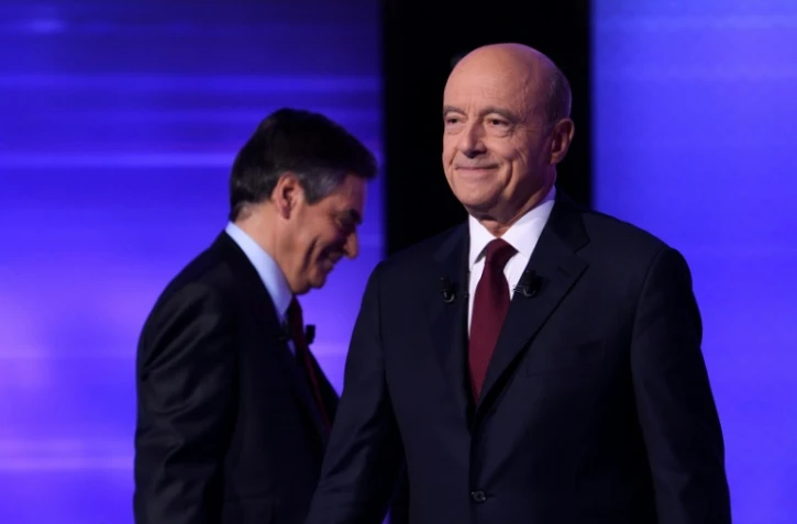 Francois Fillon et Alain Juppe, à l'issue du débat télévisé de l'entre-deux-tours de la primaire de droite le 24 novembre 2016 à Paris