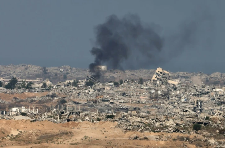 Une photo prise depuis la frontière israélienne avec la bande de Gaza montre de la fumée s'élèvant sur le site de bombardements israéliens sur le territoire palestinien dévasté, le 16 septembre 2025