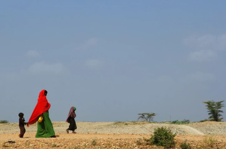 Une femme et ses enfants vont chercher de l'eau à Dolo Ado, en Ethiopie, le 15 décembre 2011