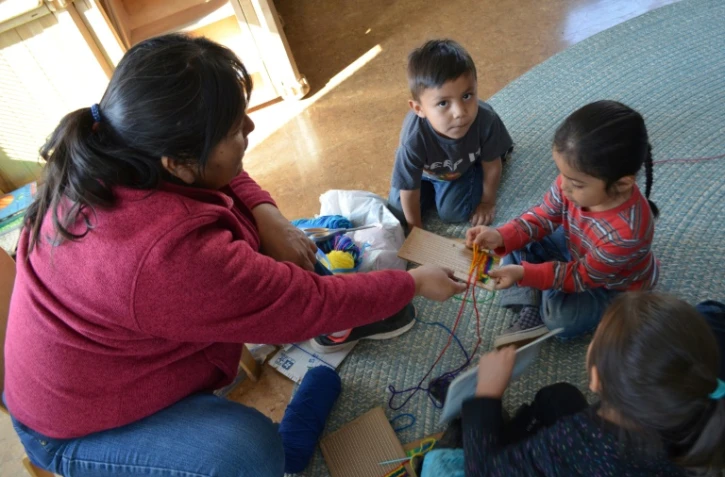 Une enseignante de l'école Star transmet en dialecte Navajo des techniques traditionnelles de tissage