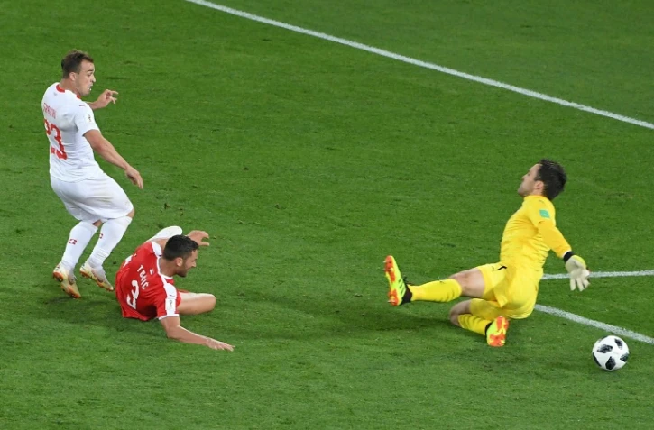 Xherdan Shaqiri met au tapis la défense de la Serbie en marquant le but de la victoire suisse, dans le grouope E du Mondial, à Kaliningrad, le 22 juin 2018