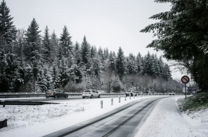 Des voitures sur l'autoroute A89 près de Thiers, dans le Puy-de-Dôme, le 10 janvier 2026
