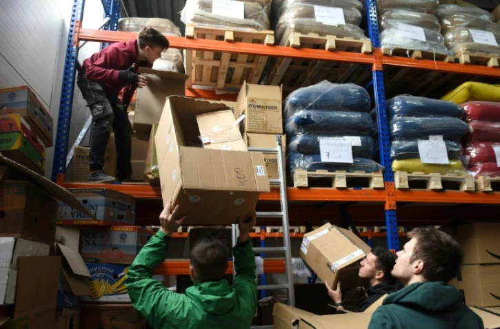 Des bénévoles dans un entrepôt de la banlieue de Lviv (ouest de l'Ukraine), le 15 avril 2022