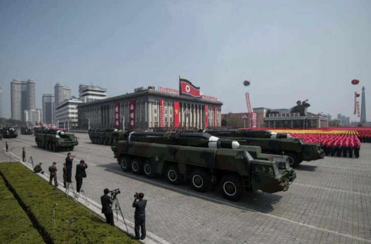 Photo fournie le 15 avril 2017 par l'agence nord-coréenne Kcna montrant des missiles lors d'un défilé militaire à Pyongyang