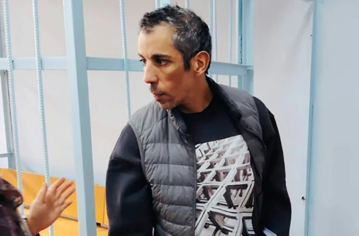 Photo du 23 octobre 2025 publiée par le service de presse unifié des tribunaux de la région de Primorié, montrant le cycliste français Sofiane Sehili, arrêté pour suspicion d'avoir traversé illégalement la frontière russe, dans une salle d'audience après avoir été condamné à une amende de 50 000 roubles (530 euros) puis libéré sans l'avoir payée, dans la colonie extrême-orientale de Pogranitchny